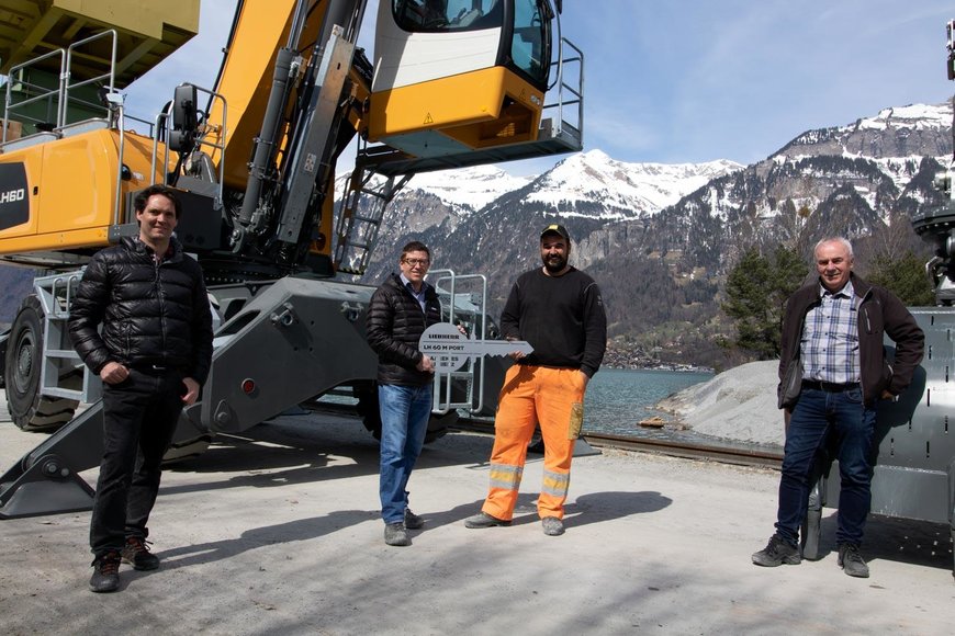 In vollem Einsatz für Schweizer Naturprodukt: Liebherr-Materialumschlagmaschine LH 60 M Port Litronic